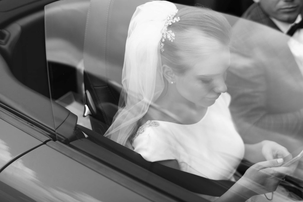 Brud i bil ankommer til bryllup i københavn