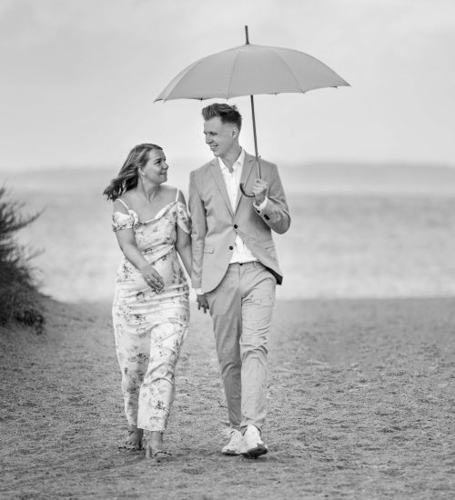 Bryllupsfotografering af brudepar på Hornbæk strand